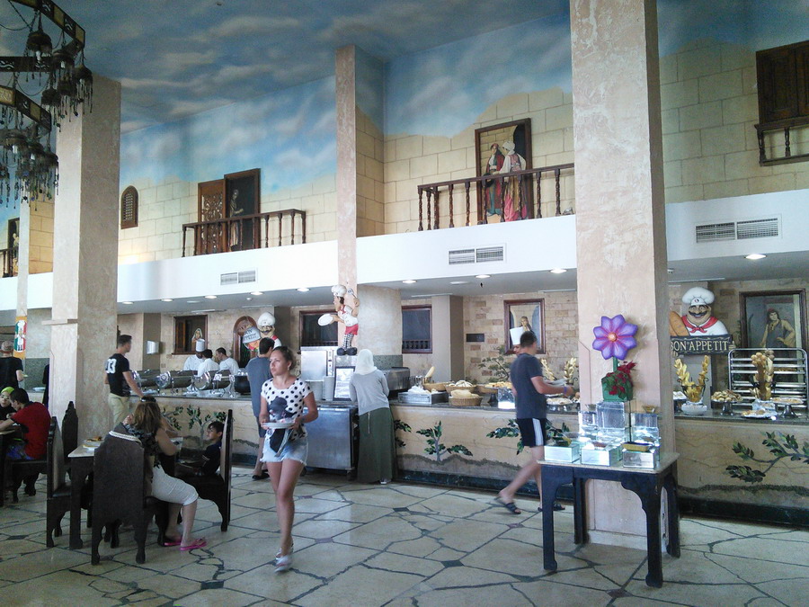 Restoran sa oslikanim terasama