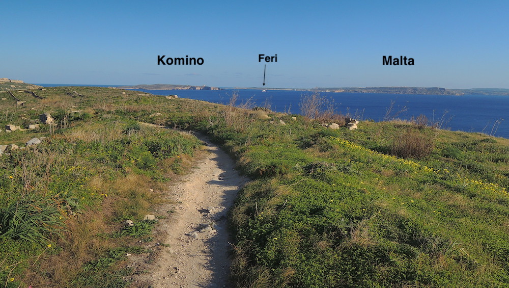 Odavde se lepo vide i druga dva ostrva, manje Komino i glavno - Malta